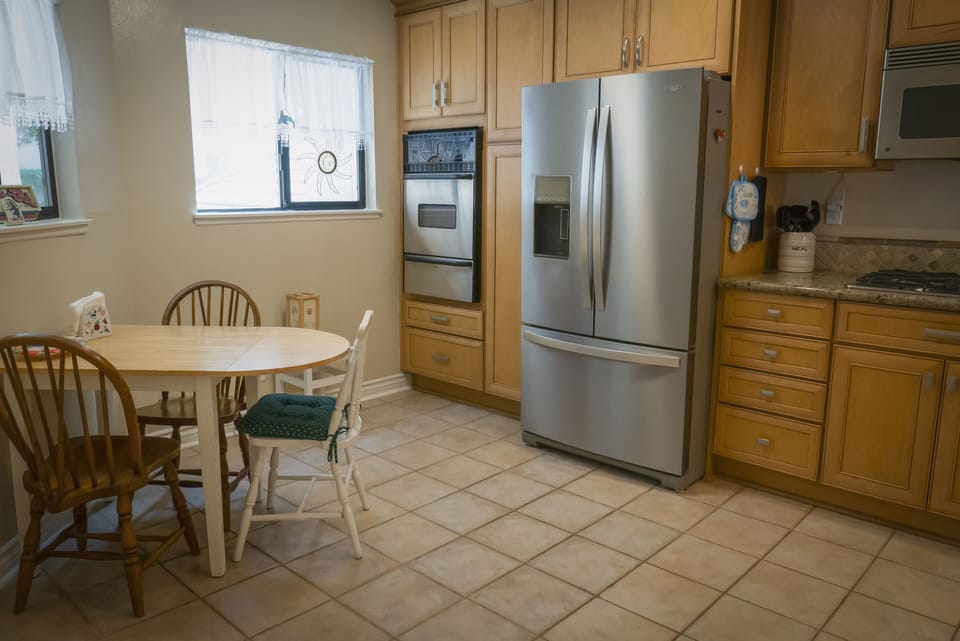 Full Kitchen with a breakfast nook