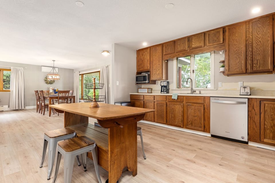 Eat-in breakfast nook + outdoor dining options