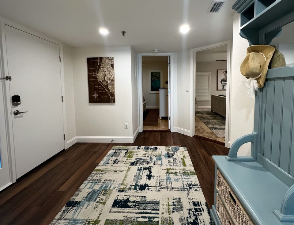 Front entrance into this beachfront unit. Both bedrooms are to t - Front entrance into this beachfront unit. Both bedrooms are to the left, and the main living area is off to the right, with a view of the beach!