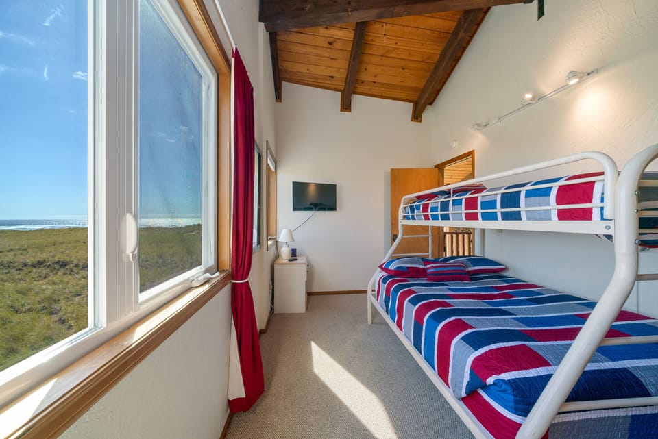 Kids bunk room with 2 double/twin bunks, TV.