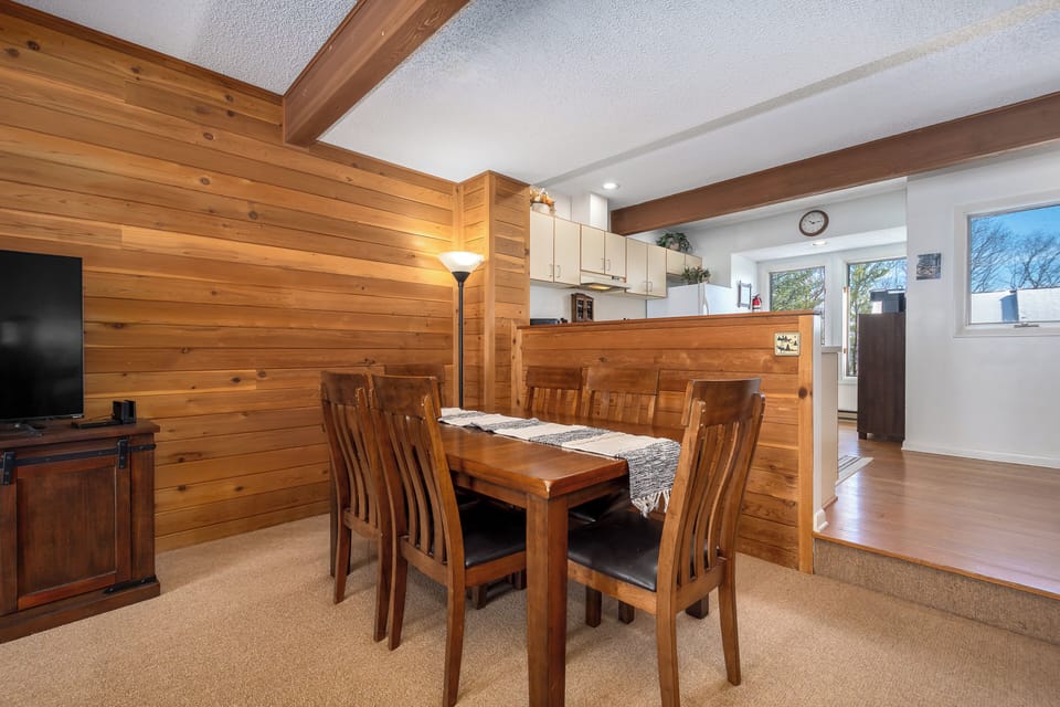 Dining Area w. Seating for 6