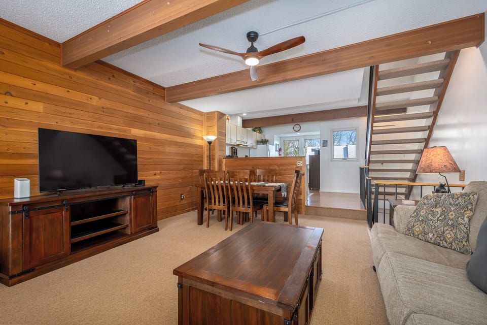 Living Area w. Smart TV + Fireplace