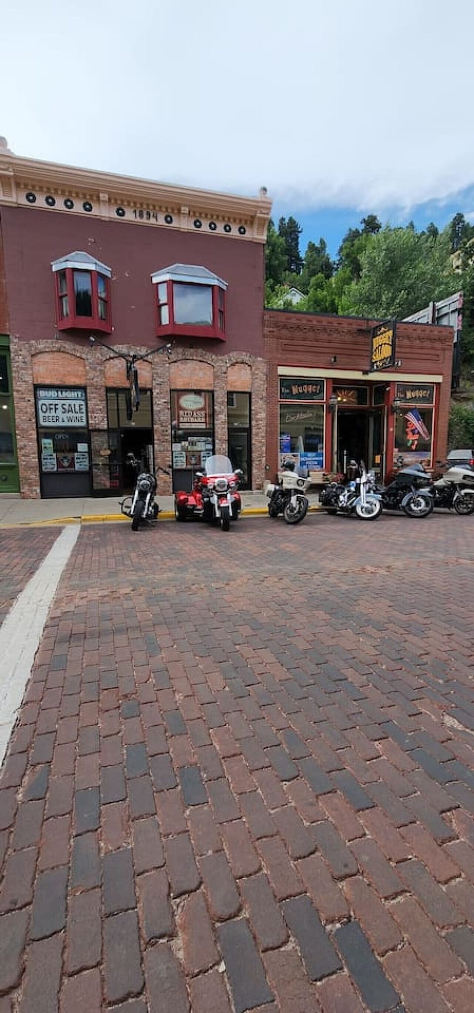 Directly on Main Street- walking distance to all things Deadwood!