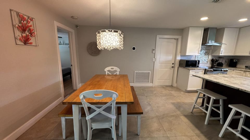 Dining Area: 6 seating dining table and kitchen Island with 3 bar stools