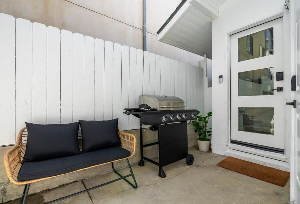 Create unforgettable moments with loved ones around the grill and outdoor furniture.