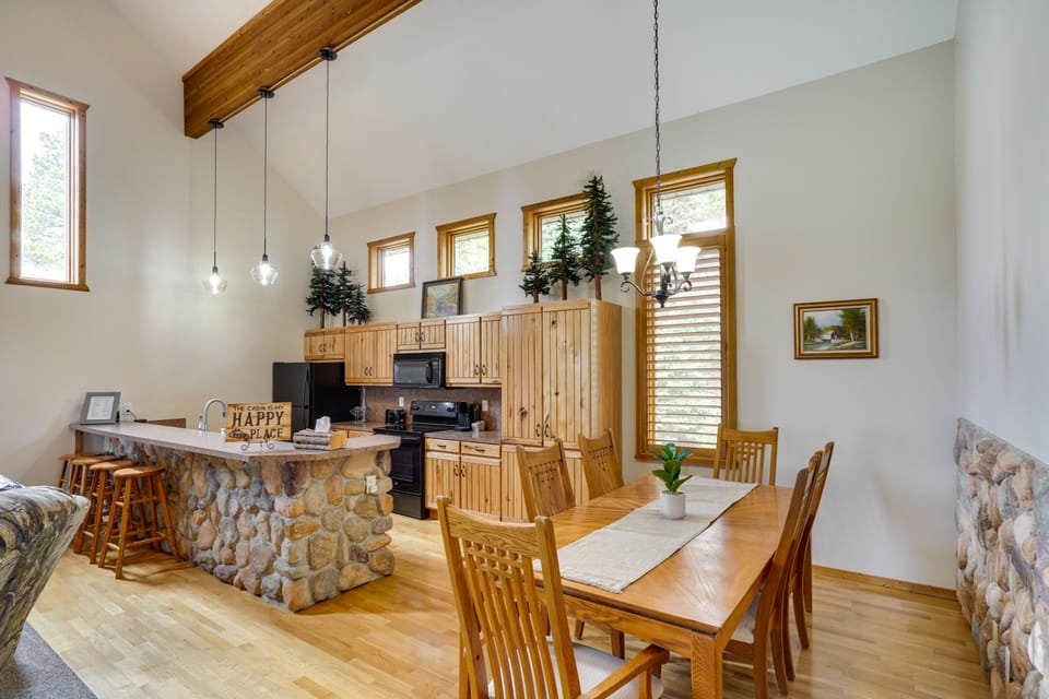 Kitchen & Dining Area | Free WiFi