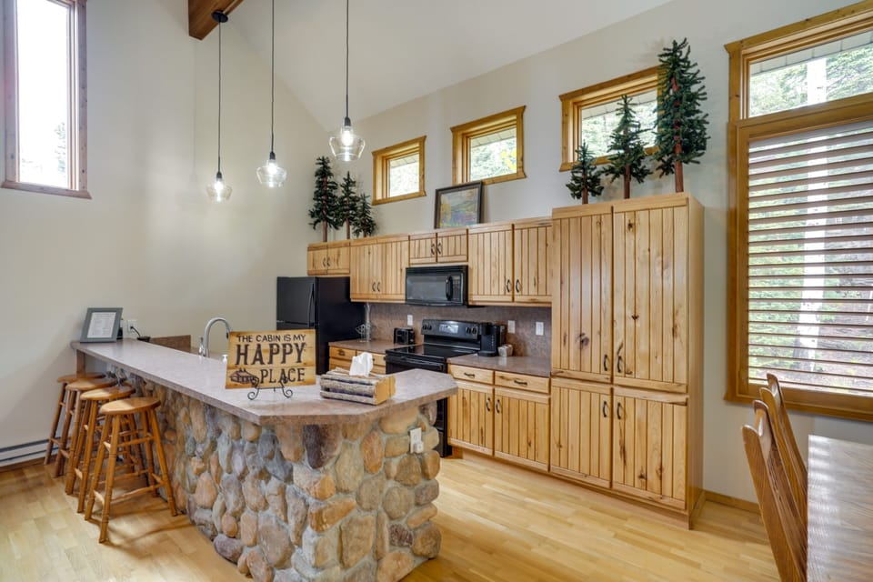 Kitchen | Equipped w/ Cooking Essentials