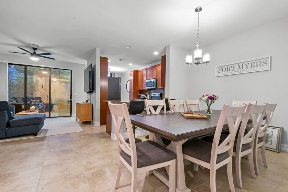 Dining room seats 8+