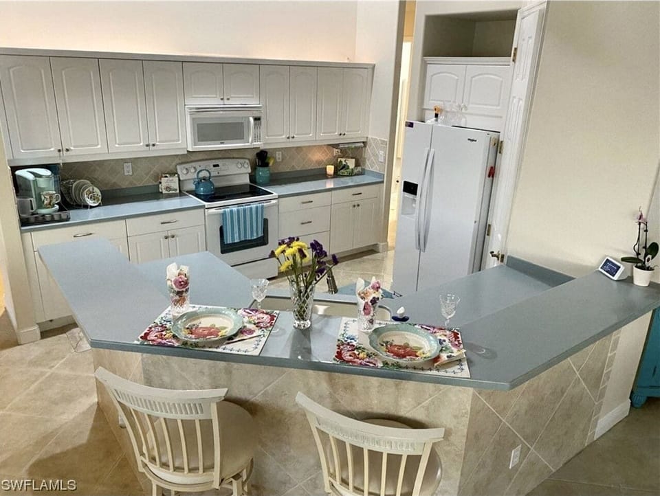 Fully stocked kitchen for all of your cooking needs!