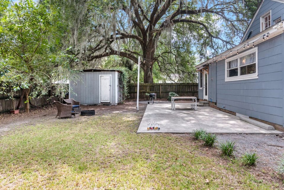 [Fenced Backyard] Shared space with front unit