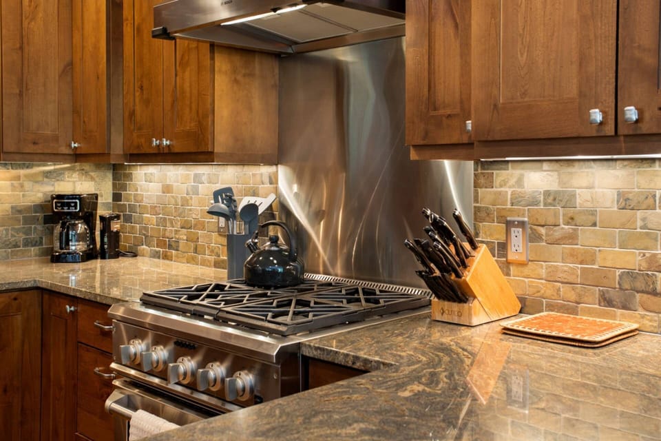Whether you are making tea or preparing a culinary masterpiece, this gas stove allows you to feel like a pro.