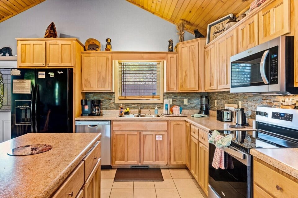 Sevierville-Cabin-Mountain-Sounds-Interior-Kitchen (2)