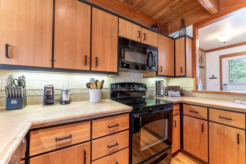 Full kitchen.