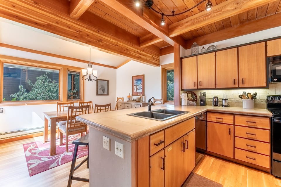 Full kitchen.