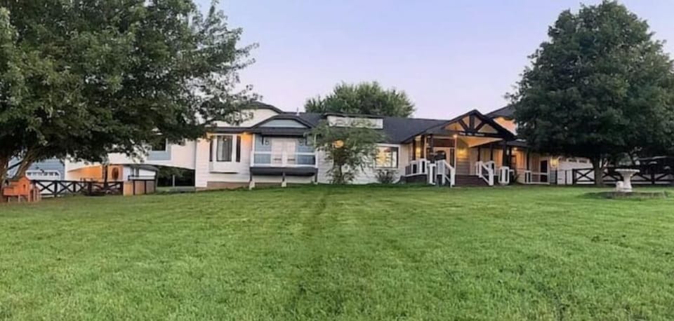 beautiful spacious front yard! 