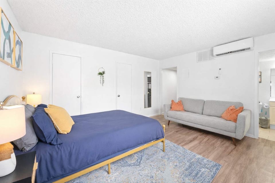 Bedroom/Living Area