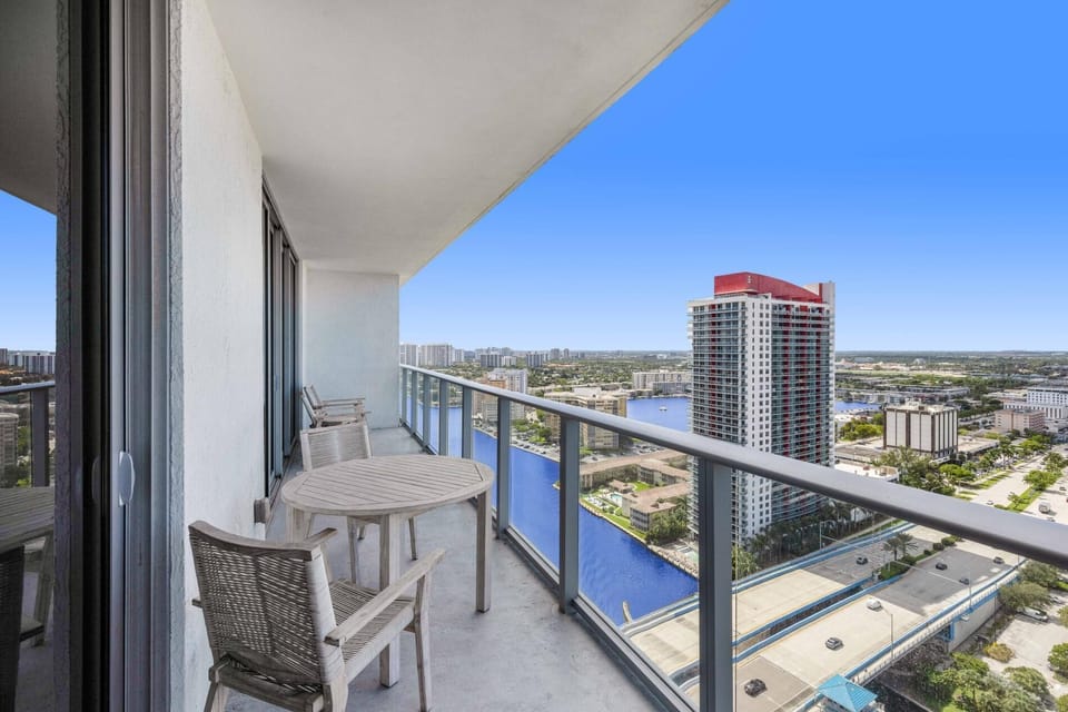 23rd-Floor Views • Pool, Gym & Beach Service (6138)