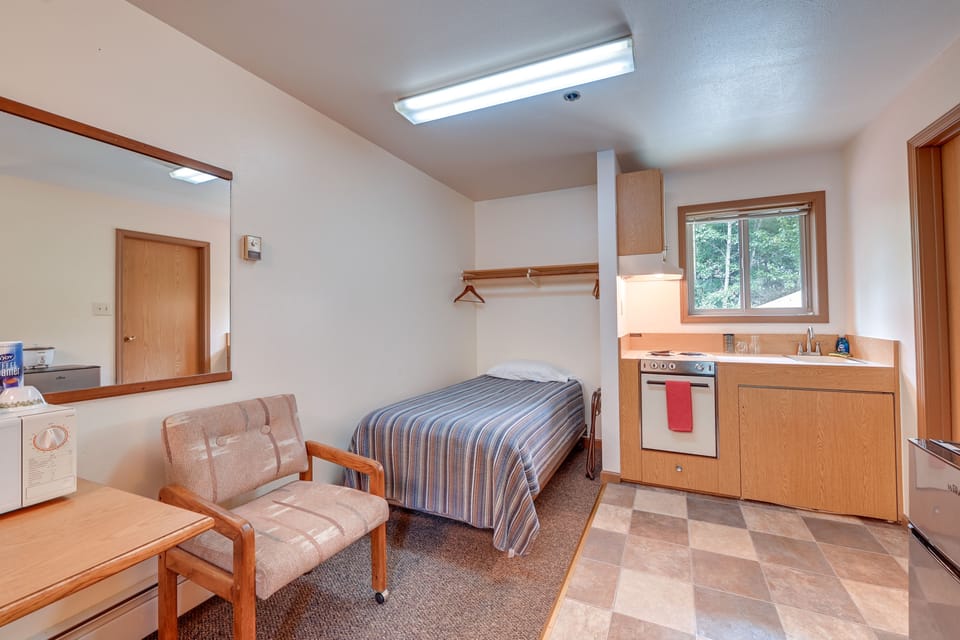 Studio | Twin Bed