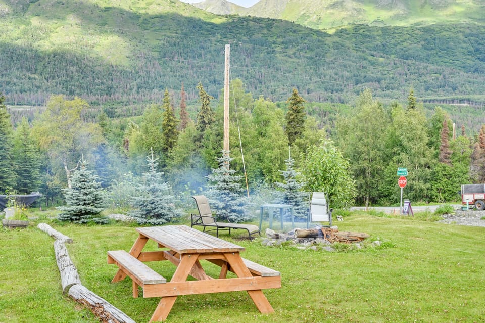 Alpine Inn Motel Community Amenities | Fire Pit | Picnic Table