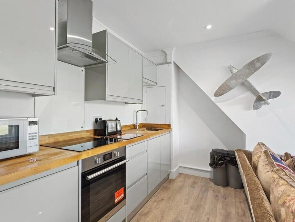 Grey gloss kitchen with fitted oven and fridge freezer