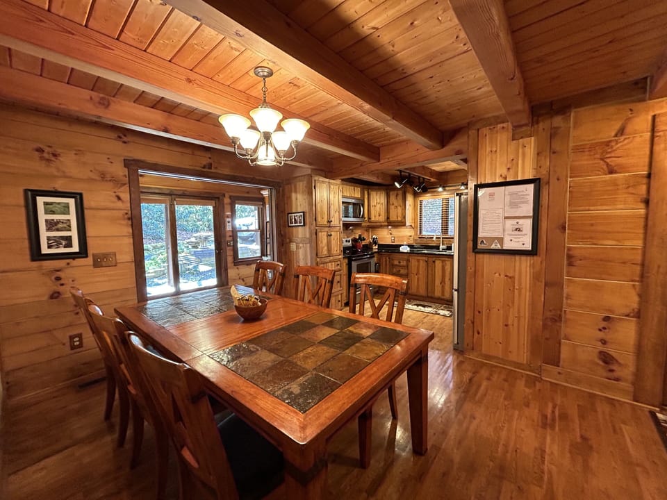 Dining area – Seats 6