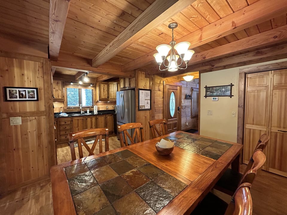 Dining area – Seats 6