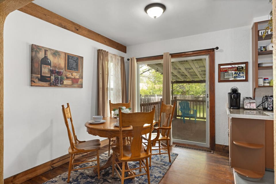Kitchen sitting area