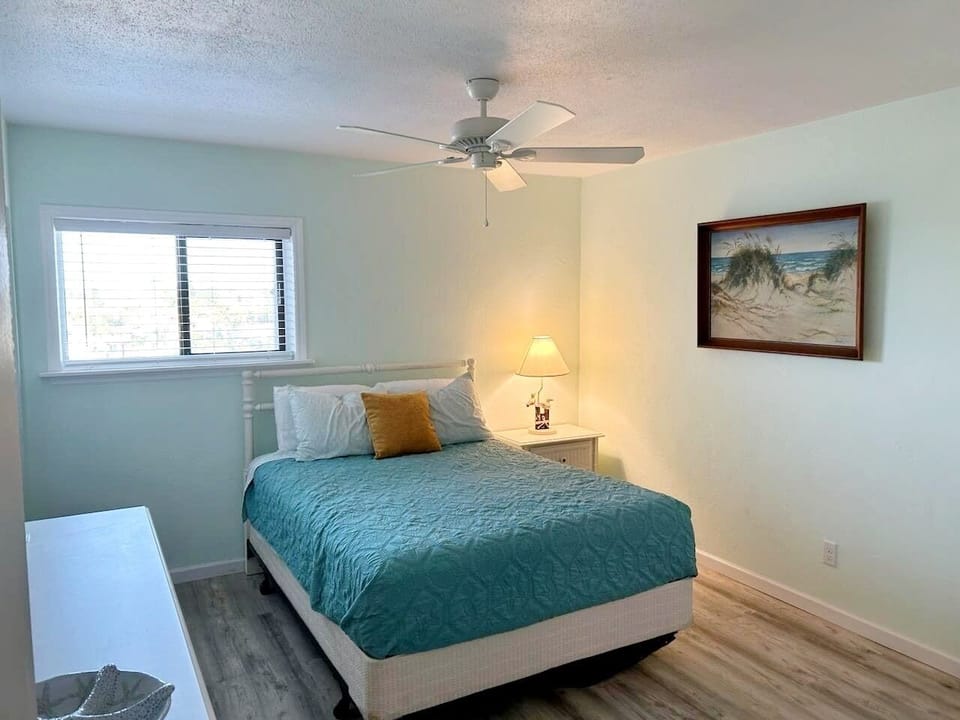 2nd bedroom w/queen bed, TV, workstation, and washer/dryer in the closest