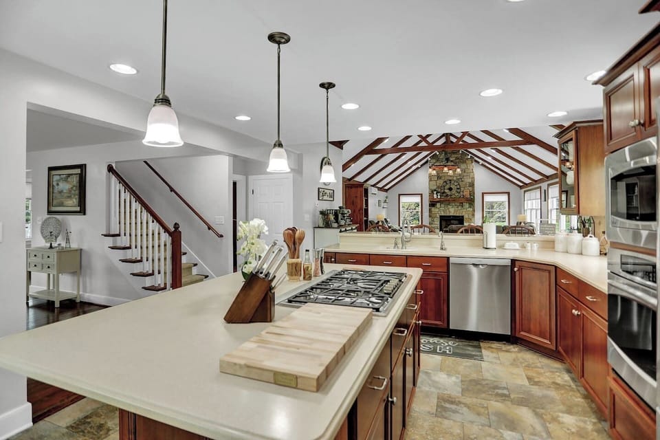 Large Fully Stocked Kitchen