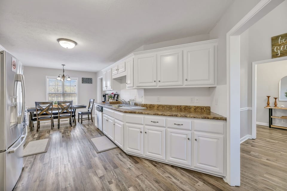 Full kitchen.