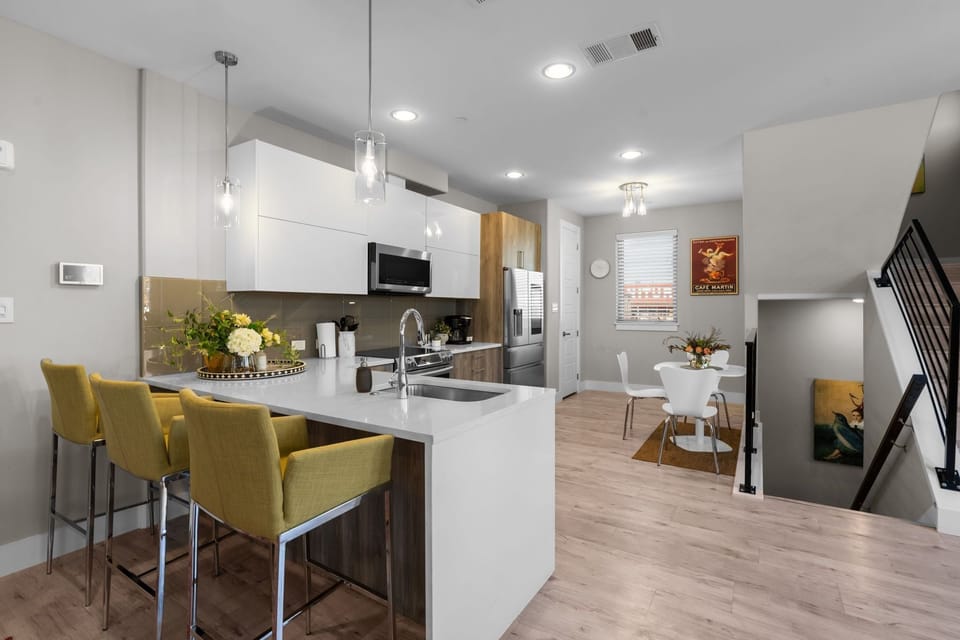 Counter Bar & Kitchen Table