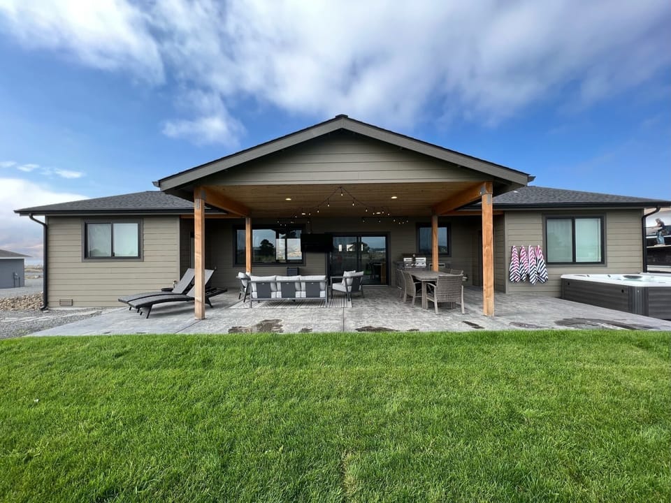 Golf course frontage outdoor patio + TV and grill island