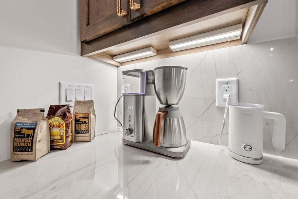 Enjoy making your favorite ground coffee for the gang with the stainless steel automatic 10-cup GE Cafe drip brewer. The double-wall carafe keeps your second cups warm for hours-no heater needed.