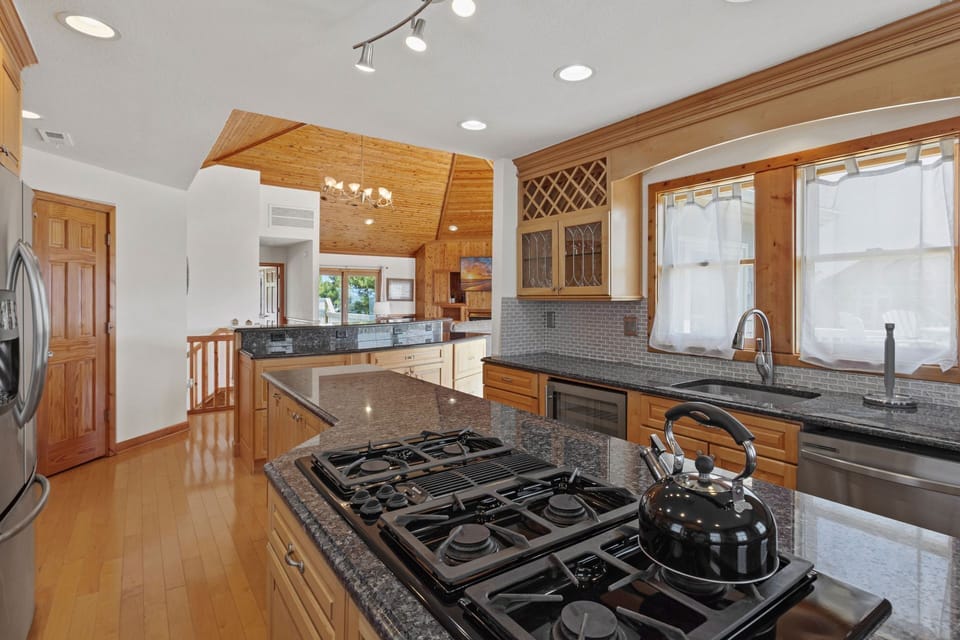 Make an unforgettable family meal with a U-Line Beverage Center, 6-Burner gas cooktop, warming drawer, double oven, microwave drawer, French door refrigerator and a wine rack that's perfect for the whole week.