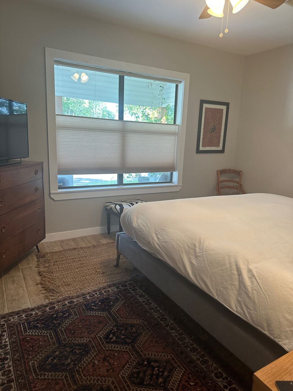 Another pic of king bedroom. 