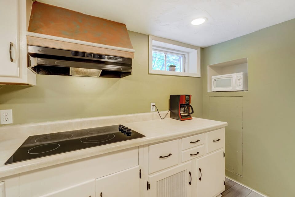 Range, coffee maker, microwave, Complimentary coffee, hot chocolate and popcorn