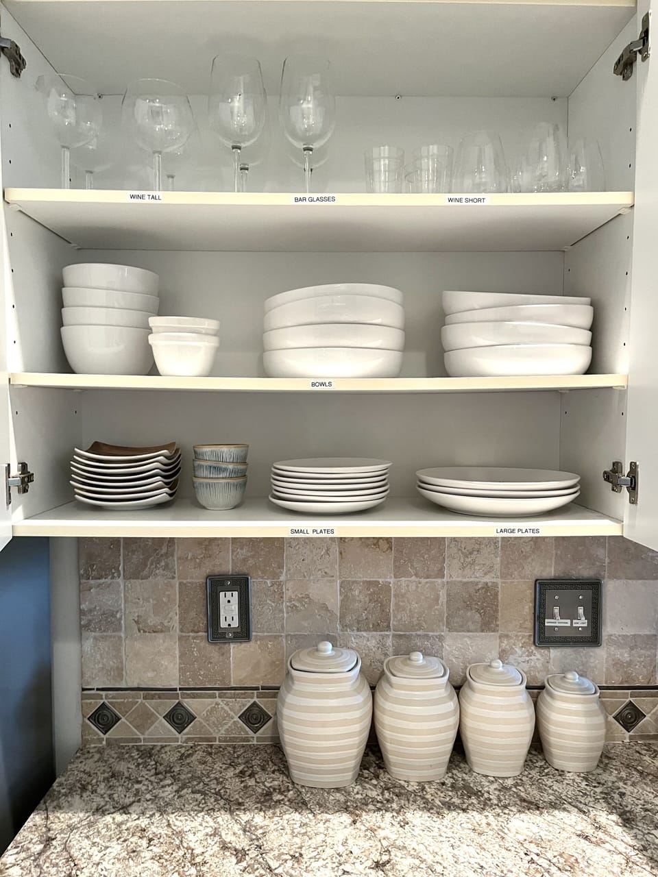 Superbly stocked kitchen with place settings for 6.