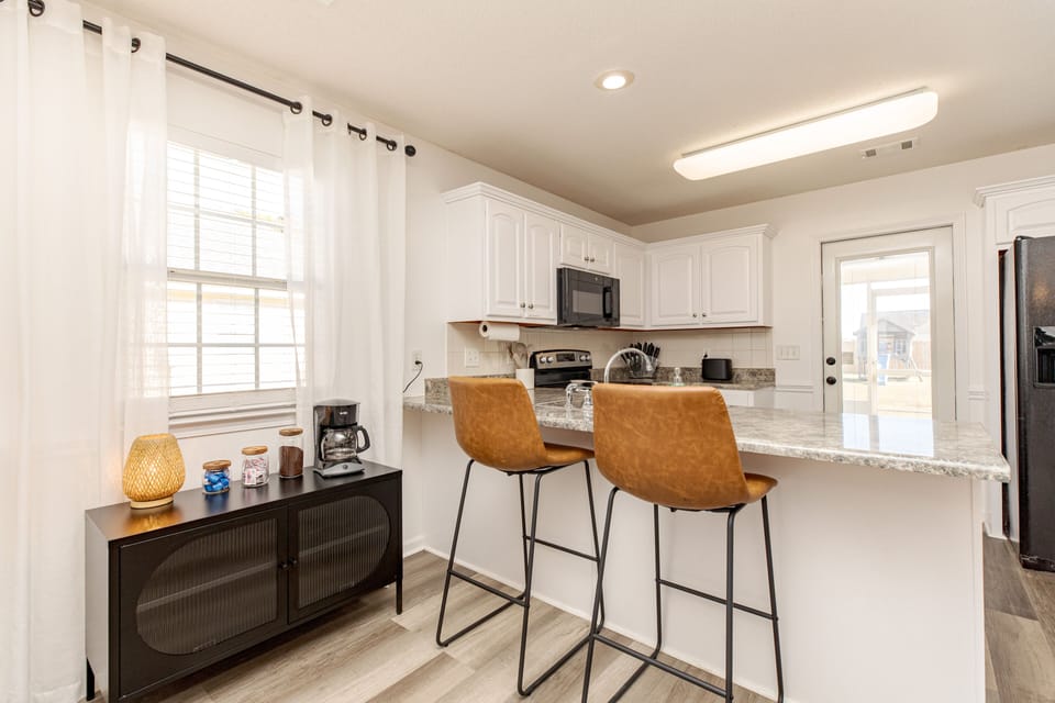 Fully Equipped Kitchen W/Essentials, Dining Area, & Bar top