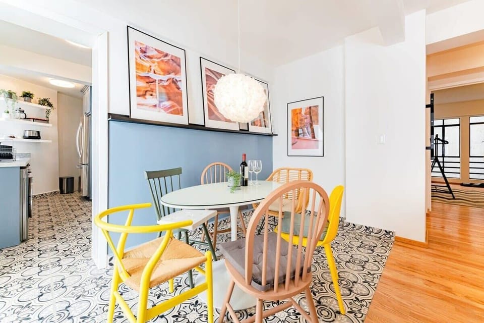 A cute dining table to seat 6
