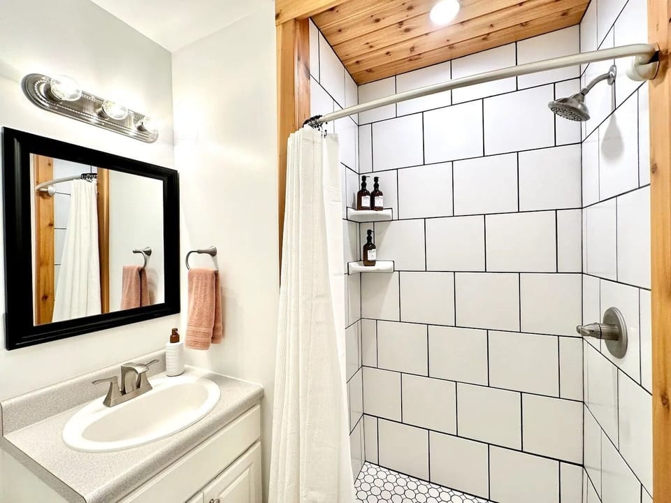 King bed, 40” TV, walk-in shower—Stone Mountain minutes away, ideal for families