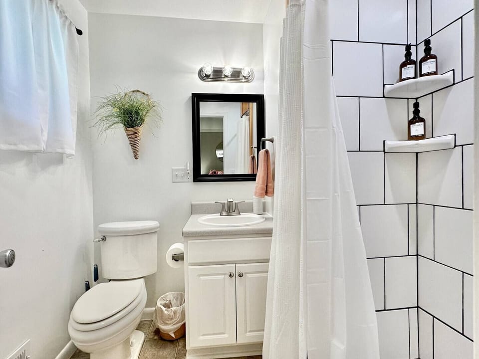 King bed, 40” TV, walk-in shower—Stone Mountain nearby, great for families.