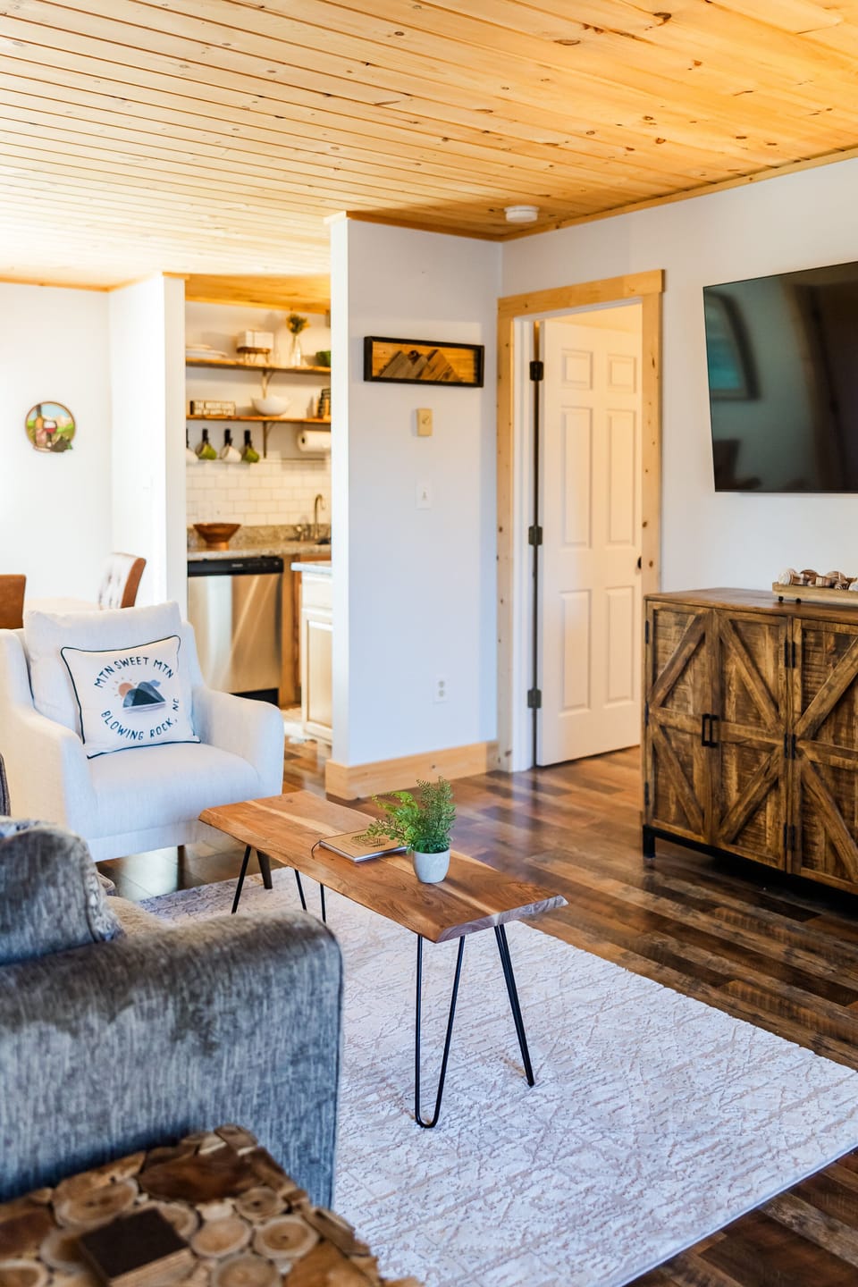Comfy seating in the living room with local decorations throughout Oak Haven (1)