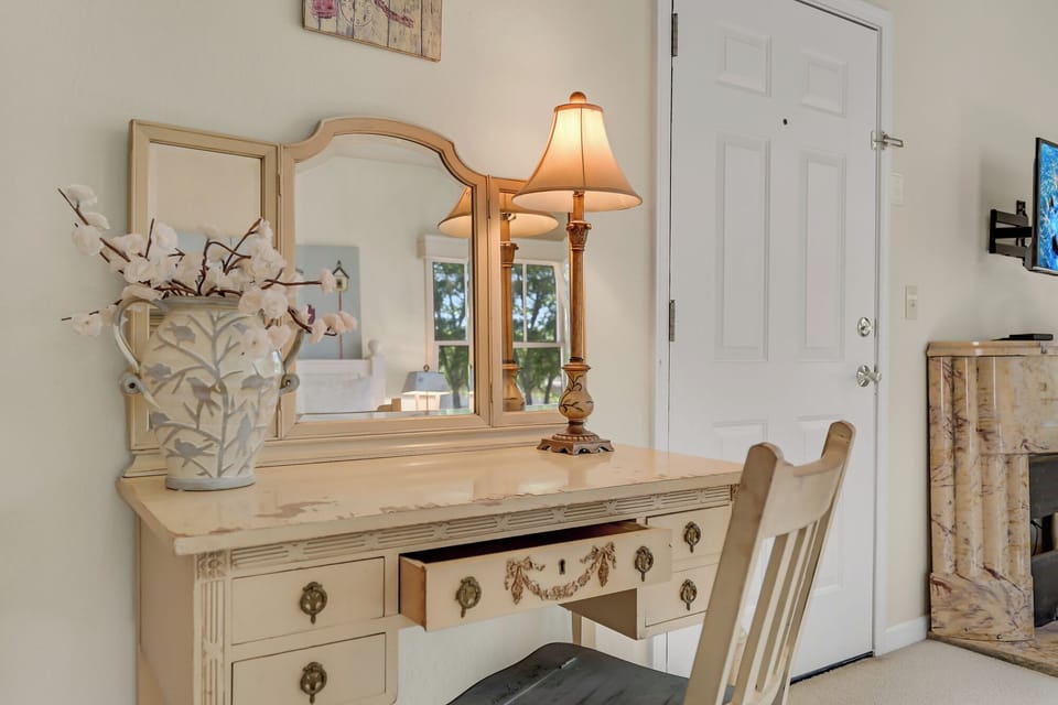 Desk in suite