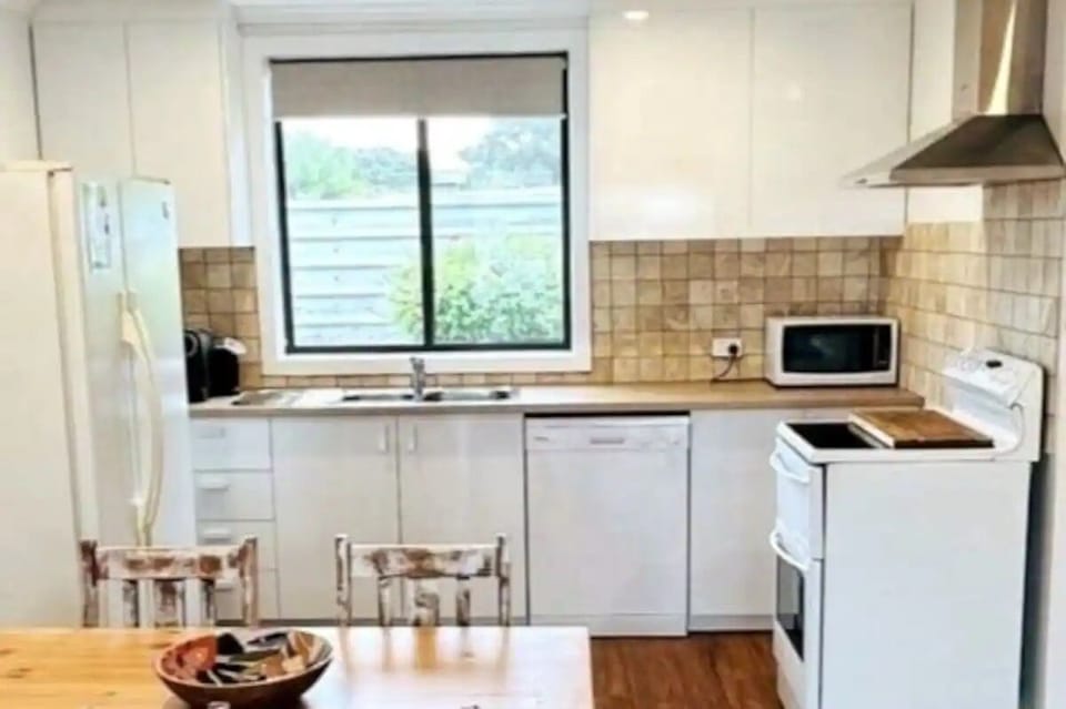 Unit 3 fully equipped kitchen (including dishwasher).