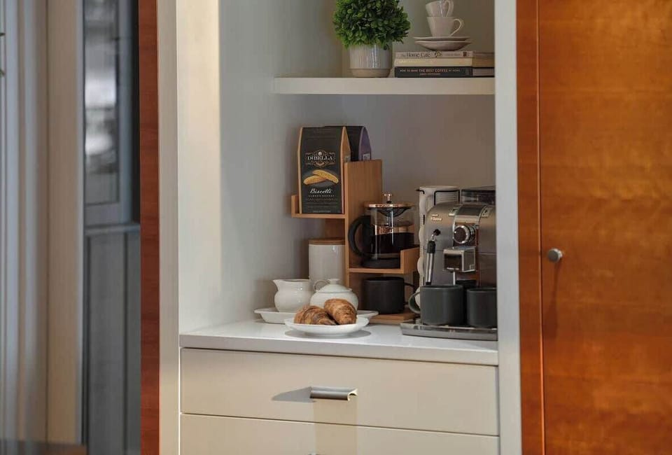 Fully equipped modern kitchen.