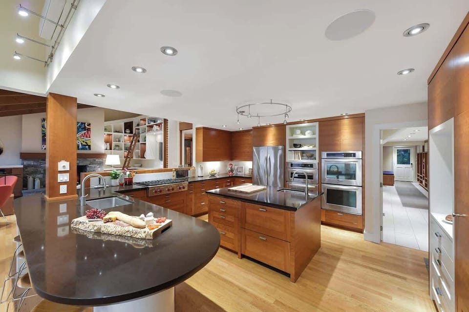 Fully equipped modern kitchen.