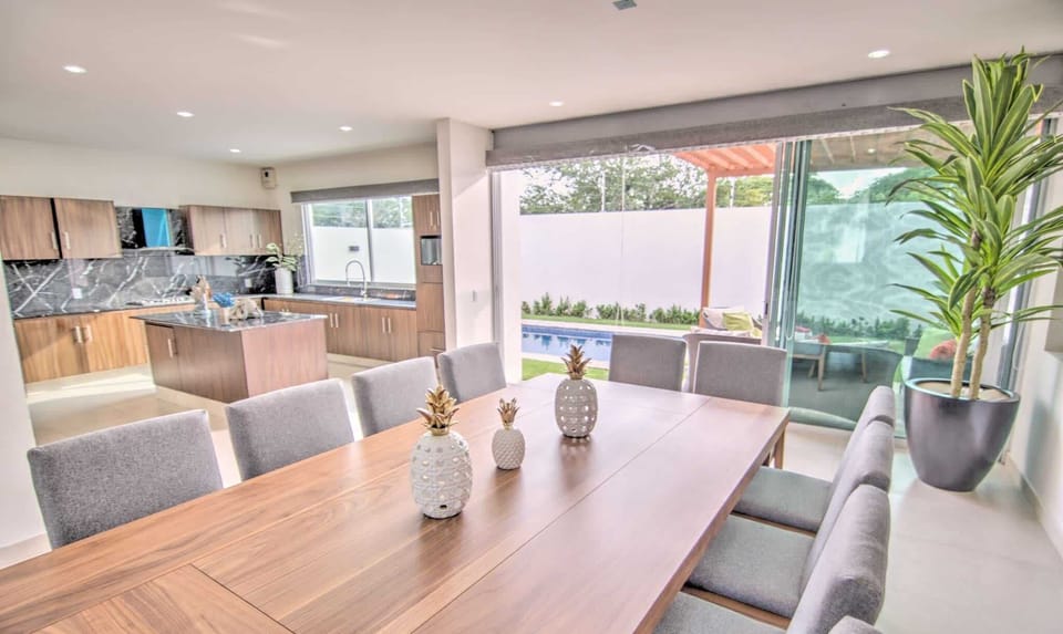 Living room & dining table