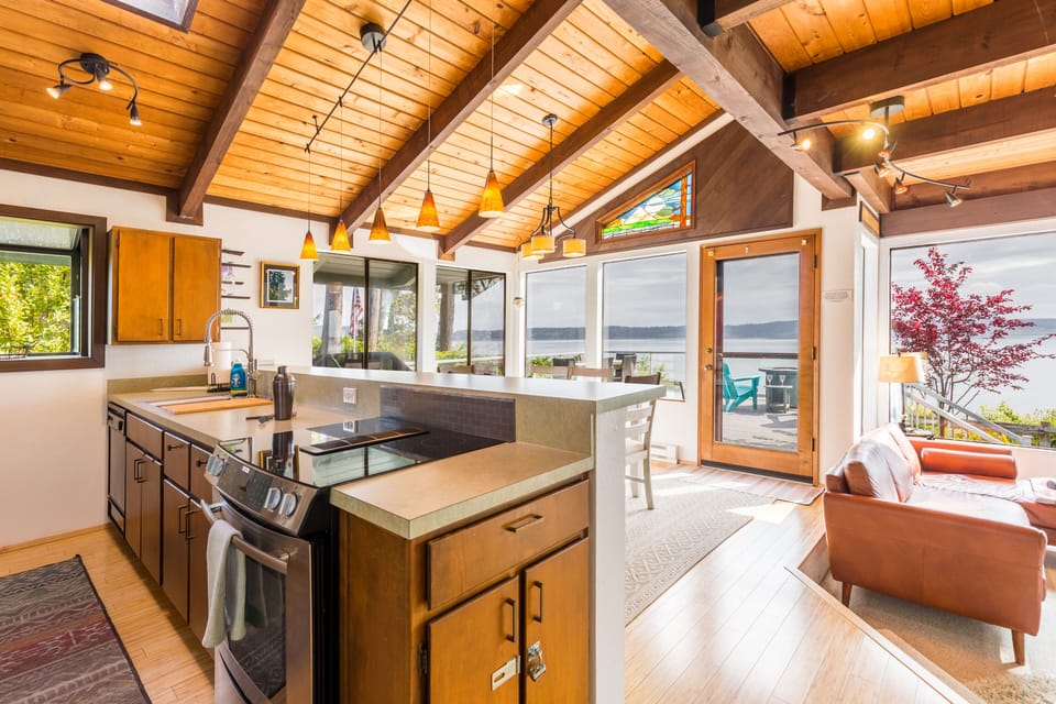 Wooden elegance above and below – a harmonious home.