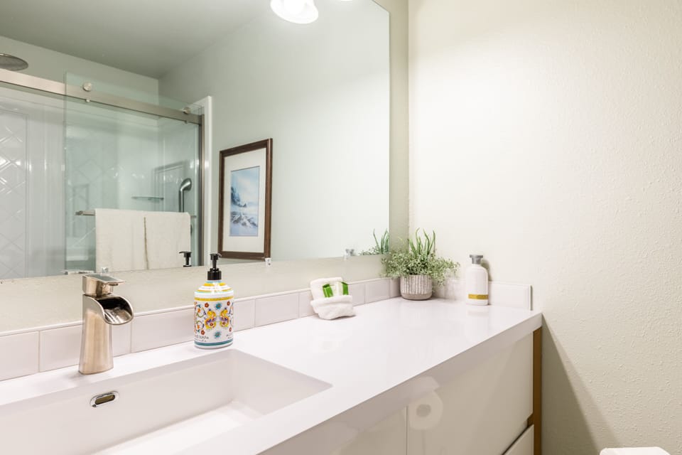 Primary bedroom's ensuite.