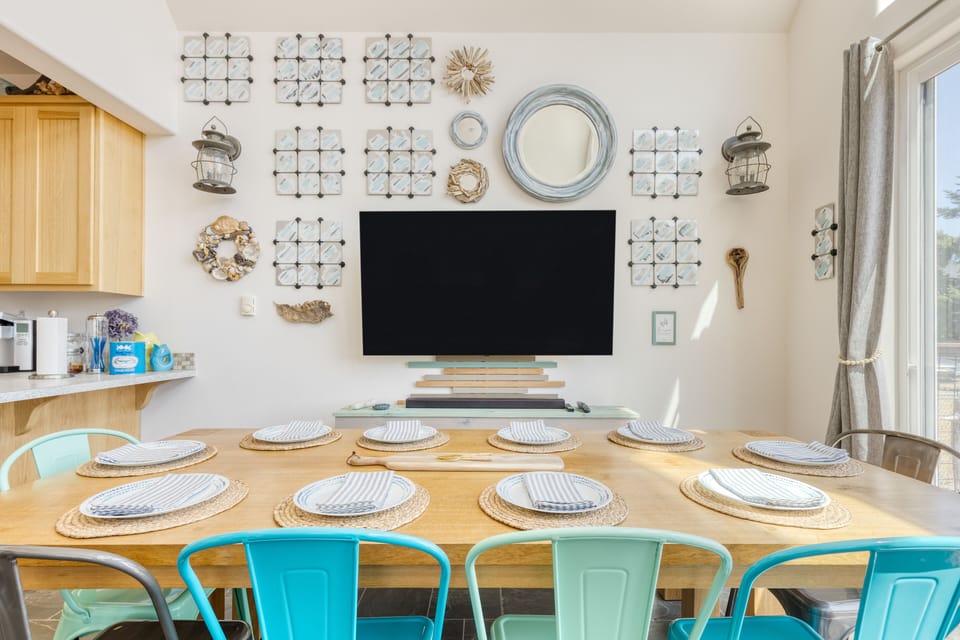 Charming details in the dining area.